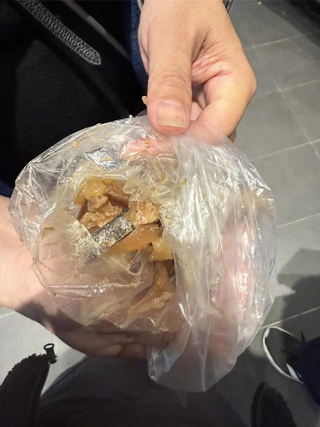 牛筋中竟然有生鏽美工刀片，把民眾嚇壞了。（圖／民眾提供）