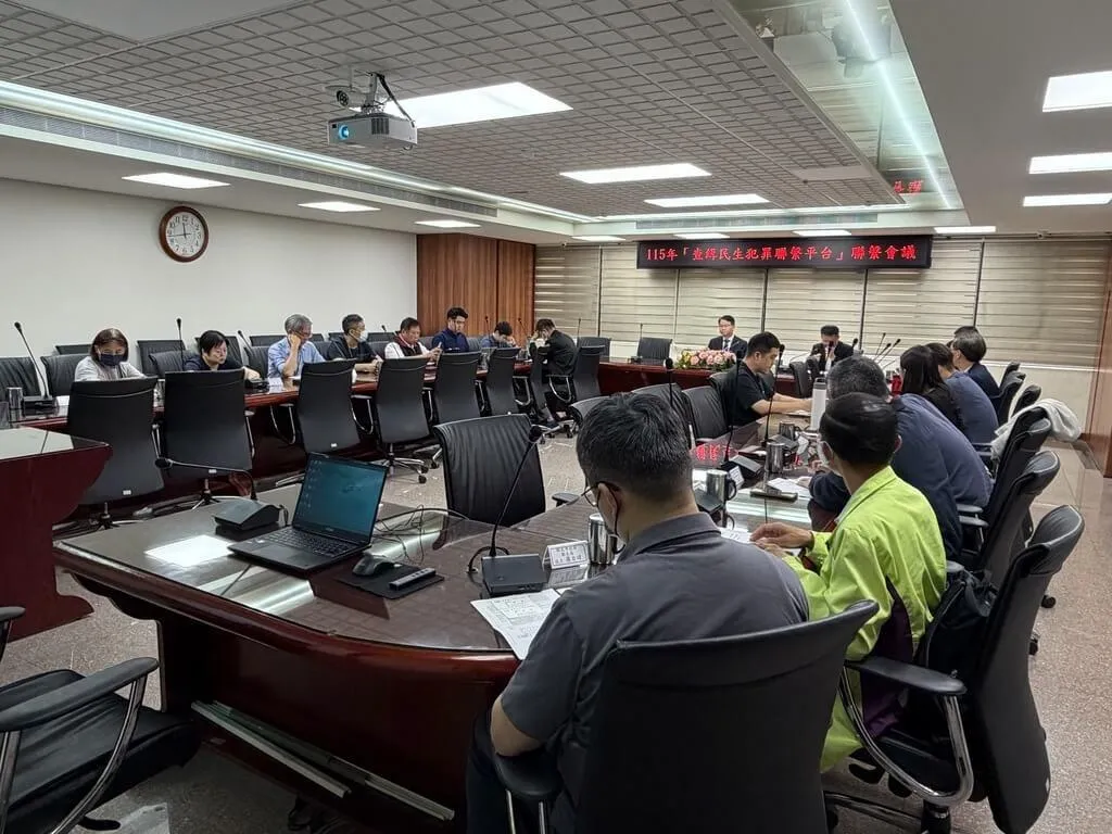 近期中東局勢升溫，國際原物料及油價波動，國內市場有囤積塑化製品或哄抬價格的傳聞。台北地檢署31日召開 「查緝民生犯罪聯繫平臺」聯繫會議，強化機關橫向聯繫，嚴查不法囤積哄抬。（圖／台北地檢署提供）