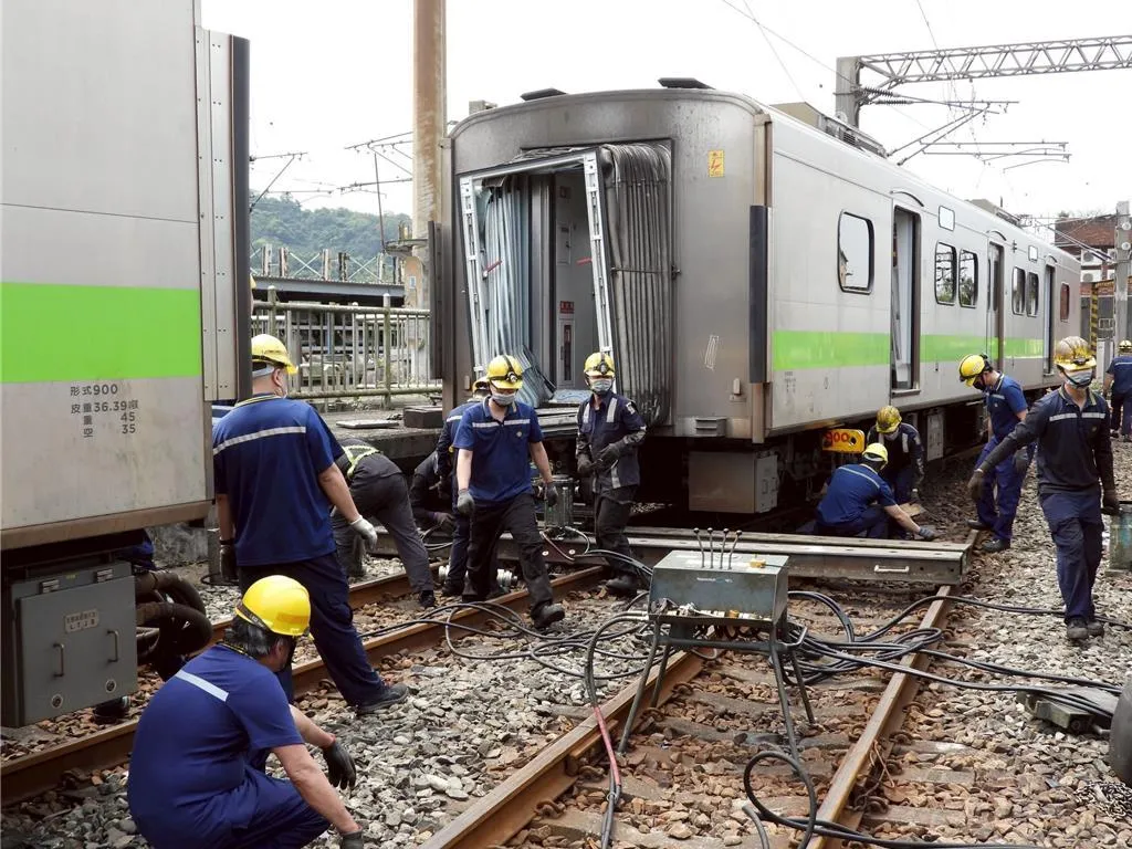 2列EMU900列車30日晚間在七堵調車場相撞，造成1名員工受傷。（圖/台鐵提供）