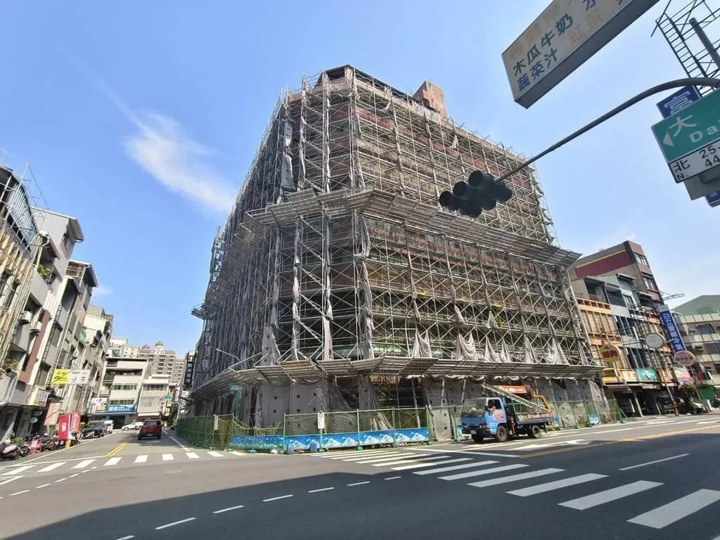 台南市中西區來亞大樓民國114年初地震後,被列為危險建築,市府預定4月1日開始執行拆除。(台南市政府提供)