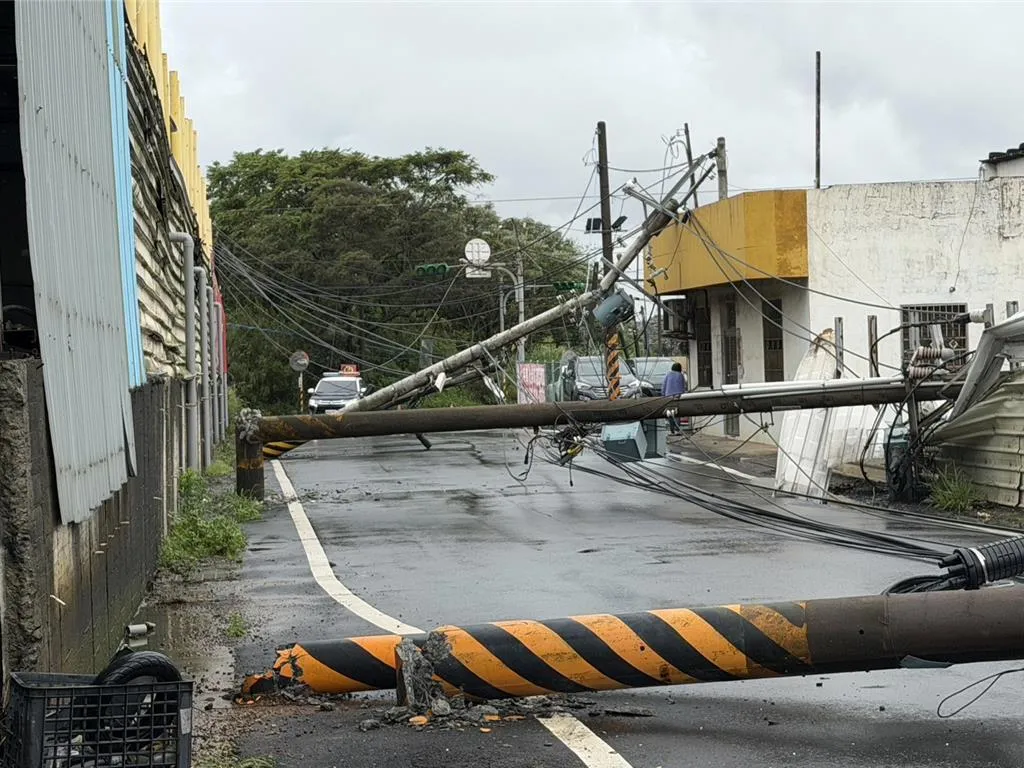 桃園市楊梅區新榮路今日發生約9根電桿接連倒塌的意外事故。(圖/翻攝畫面)