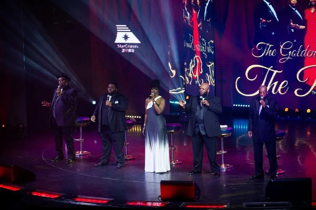 成軍超過70年的美國派特斯合唱團（The Platters）日前登上郵輪表演，團長老斯托瓦爾（Stovall Sr. Mose Edward）（左起）和蘭伯特（Lambert Jamarius Delvonte）、戴維絲（Davis Deneen）、小斯托瓦爾（Stovall Jr. Mose Edward）、格林（Green Kim Leo）同台傳唱名曲Only You，他們說這首歌唱不膩。（圖／麗星郵輪提供）