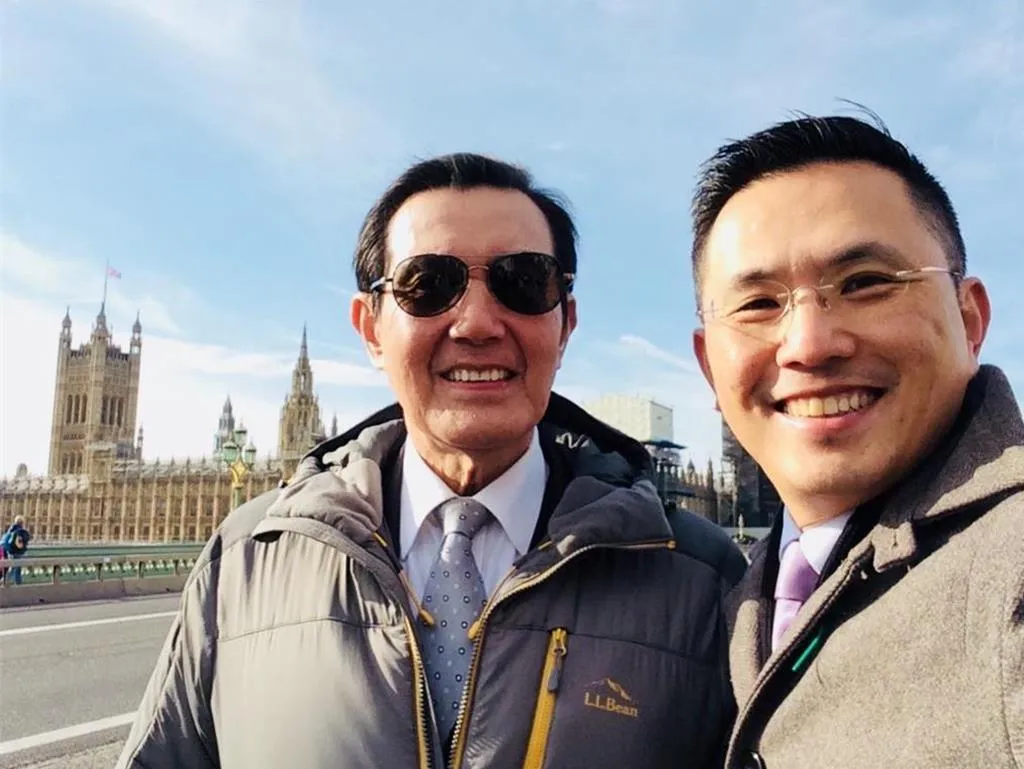 前總統馬英九（左）與前立委陳以信（右）。（陳以信臉書）