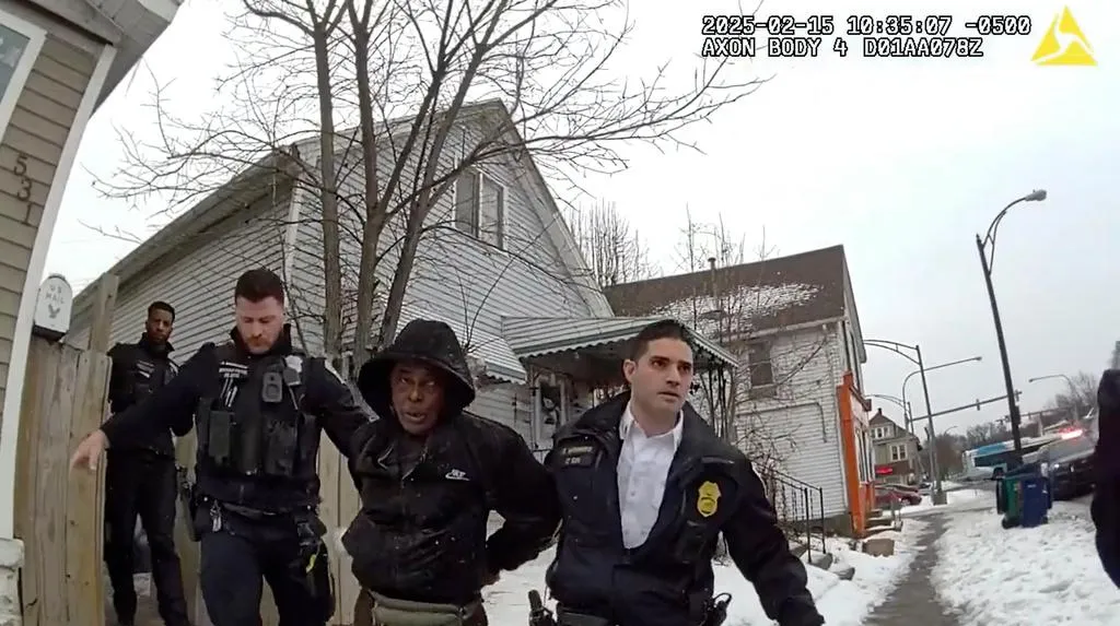 美國一名近乎失明的緬甸羅興亞難民，今年2月遭邊境巡邏隊員遺棄於一間甜甜圈店後被發現死亡。（圖／美聯社）