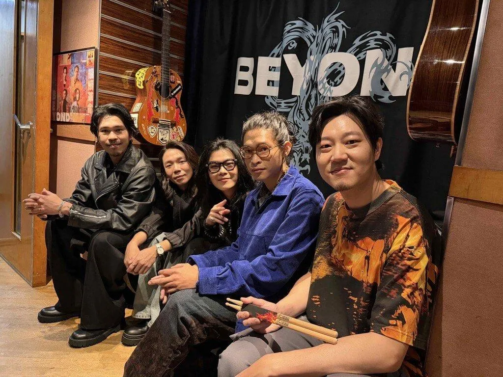 樂團麋先生日前赴香港朝聖樂團Beyond錄音室「二樓後座」參觀，並收到Beyond鼓手葉世榮送的鼓棍。（圖／相信音樂提供）