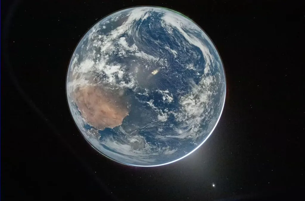 由阿提米絲二號任務太空人拍攝的首批地球照片。(圖/美聯社)