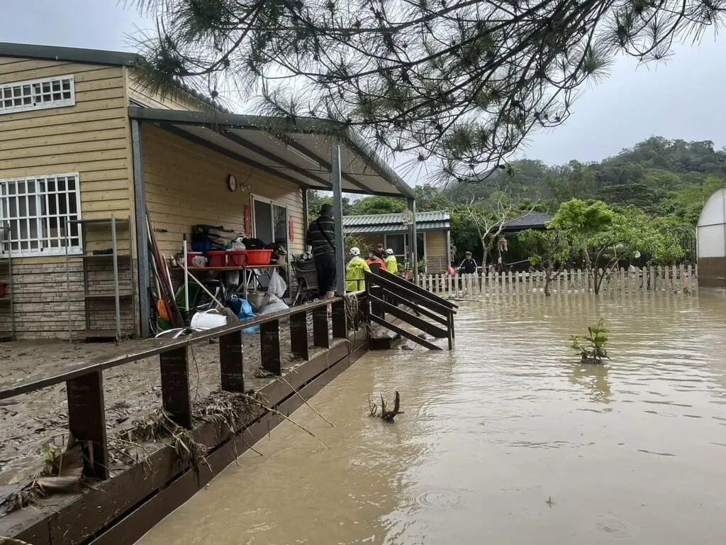 新竹縣4日凌晨起受強降雨襲擊，北埔鄉南坑村及峨眉鄉中盛村因水位驟升造成民眾受困，新竹縣消防局獲報前往救援。（圖／新竹縣消防局提供）