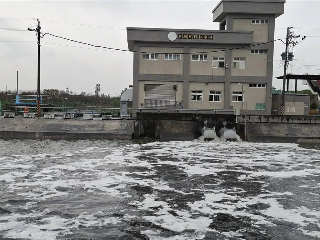 台南市府4日赴安南區檢查各抽水站抽水狀況。(圖/台南市災防辦公室提供)
