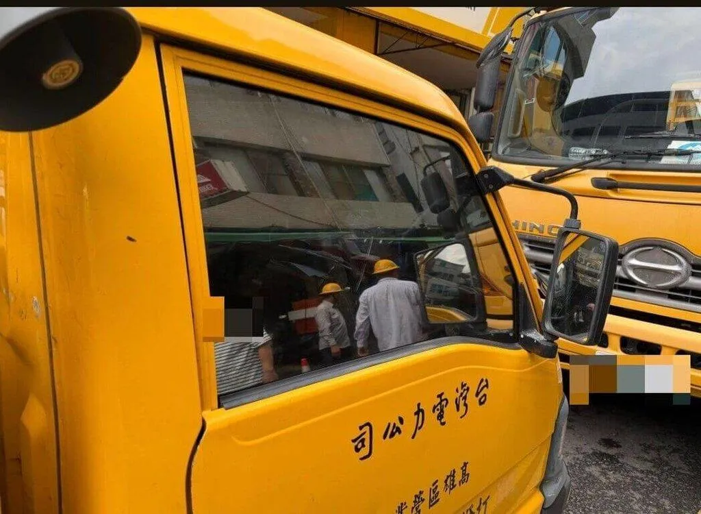 前金區5日因變壓器故障造成約1000戶停電，其中一名齊姓住戶涉嫌持鐵器毀損台電工程車並朝員警吐口水，詢後被依妨害公務、毀損等罪嫌移送偵辦。（圖／高雄市警察局新興分局提供）