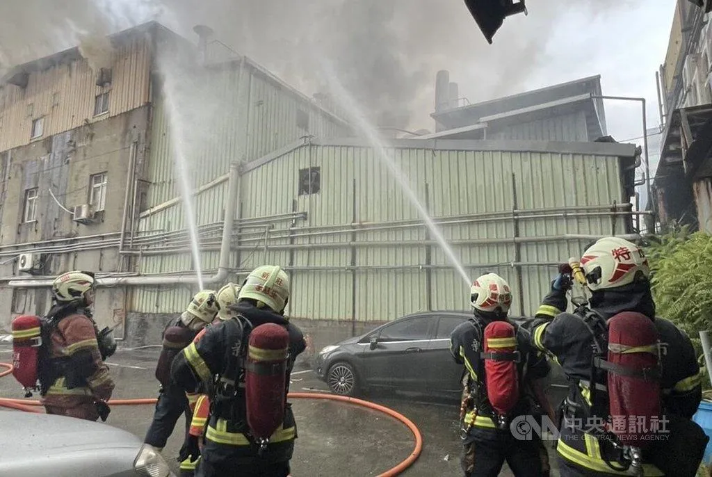 新北市新莊區民安路一間工廠5日發生火警，冒出陣陣濃煙，警消獲報到場灌救。由於火場內部存有俗稱「化骨水」的氫氟酸，市府也呼籲附近住戶注意空氣污染，關閉門窗、外出戴口罩。（翻攝照片）