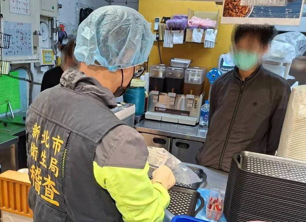 新北市衛生局表示,截至7日下午2時止,清六食堂疑食物中毒案累計通報共44人,其中37人食用公所店便當、7人食用中興店便當後,陸續出現不適症狀,衛生局7日派員到中興店稽查,並勒令3家分店暫停營運。(圖/新北市衛生局提供)