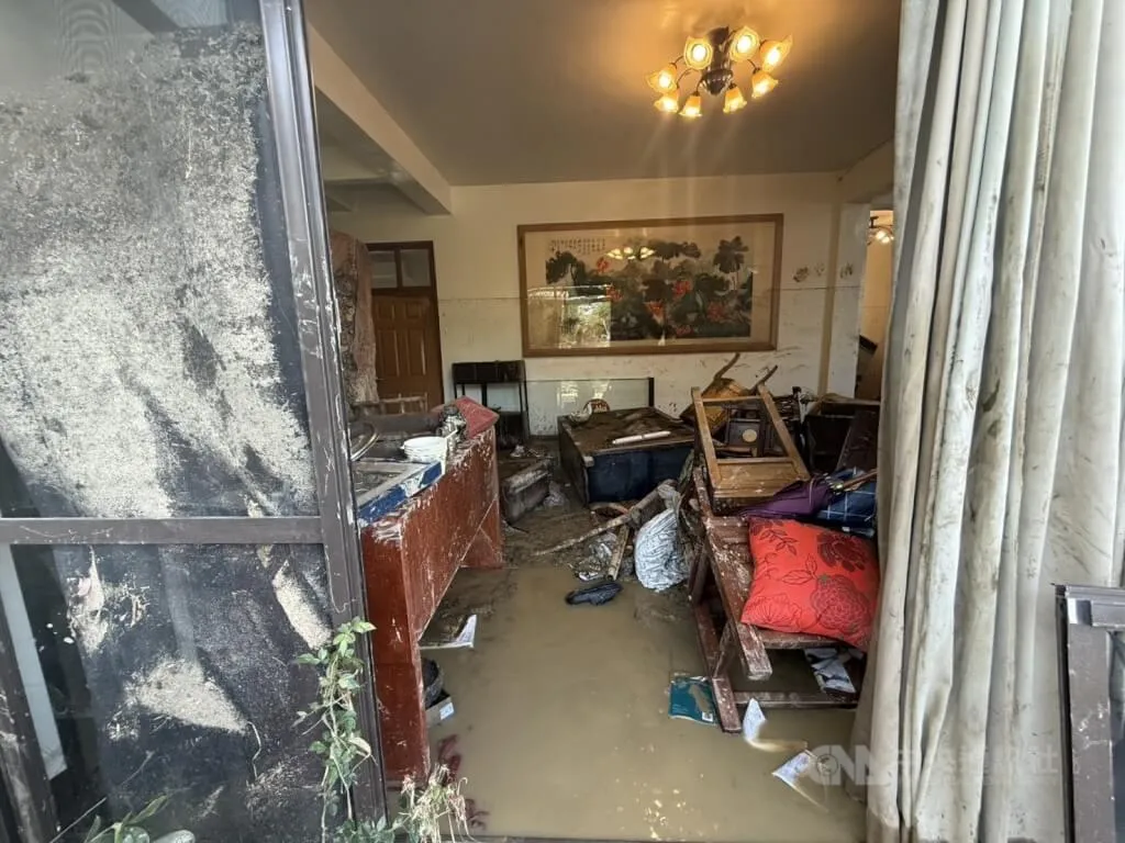 苗栗縣4日豪雨造成頭屋鄉沙河溪溢堤，沿岸道路、住家水淹最高近2公尺，有居民家中1樓家具、古董幾乎都泡了湯，損失慘重。（圖／中央社記者管瑞平攝）