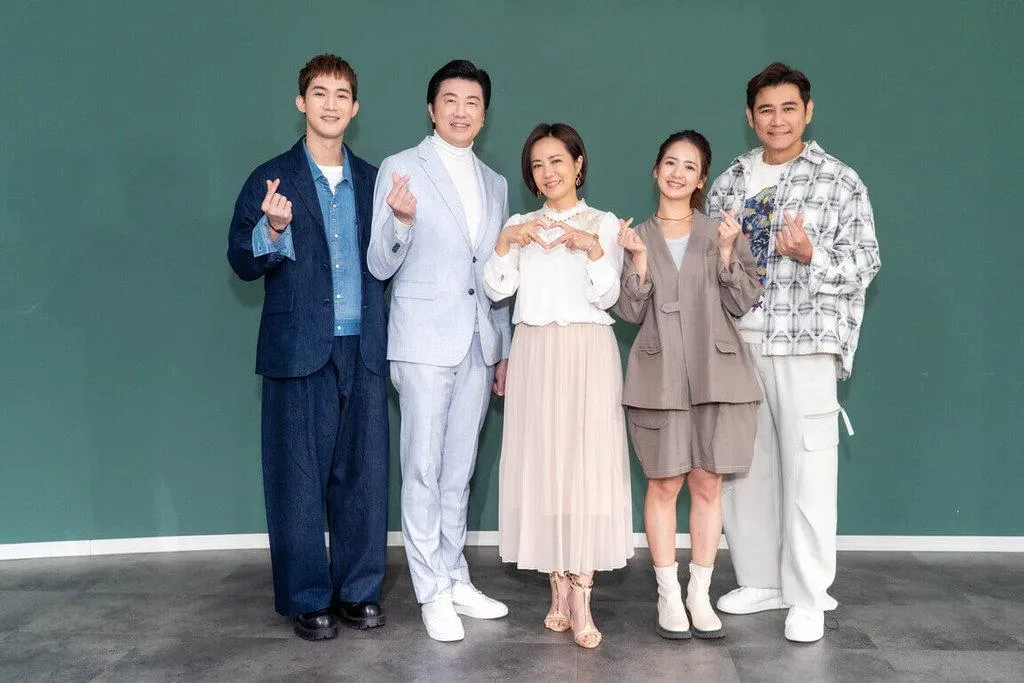 演員楊鎮(左起)、吳皓昇、陳仙梅、臧芮萱、陳熙鋒7日出席戲劇《臥龍好歲月》宣傳記者會,陳仙梅受訪時表示,為詮釋憂鬱狀態,想到了多年前沒工作的低潮,曾當櫃姐、端盤子度日。(圖/大愛提供)