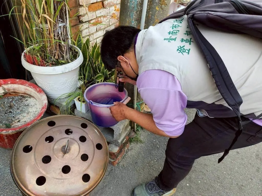 台南市出現今年第2例登革熱境外移入病例,個案3月下旬曾到馬爾地夫旅遊,返台後發病確診。圖為病媒蚊巡查防治。(圖/台南市政府提供)