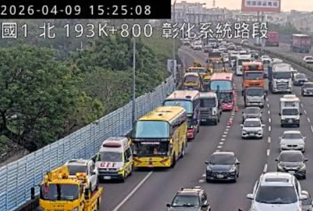 國1彰化系統前遊覽車追撞大貨車，駕駛送醫北上回堵2公里。（翻攝國道1968）