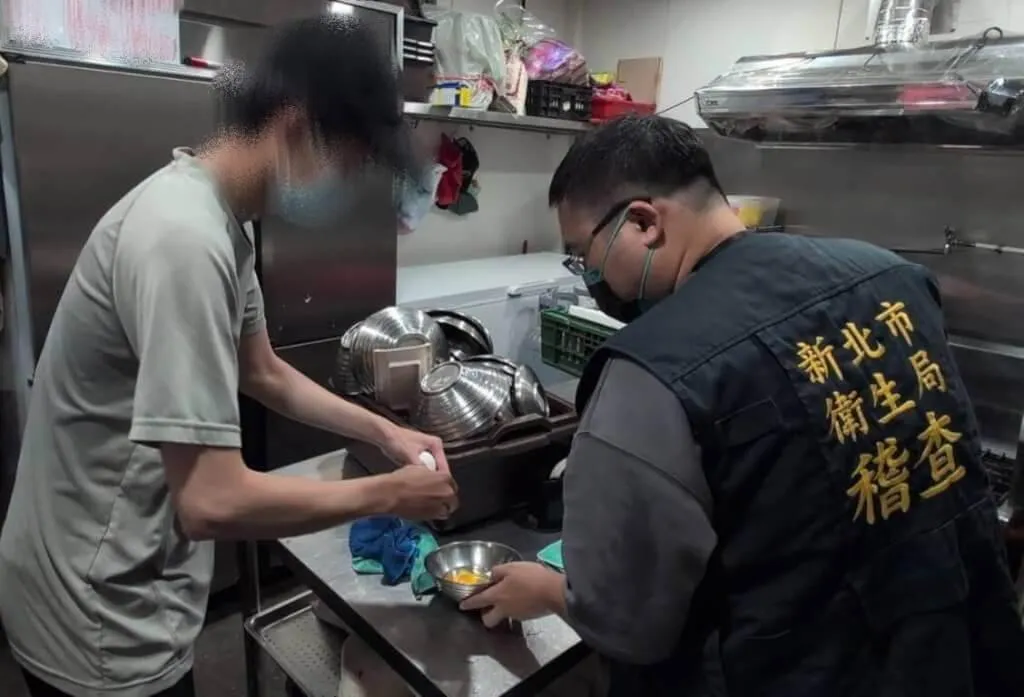 新北市新店區清六食堂發生食物中毒事件，有民眾連假期間用餐後出現腹瀉、嘔吐等症狀。衛生局獲報後6日派員到店稽查採樣。（新北市衛生局提供）