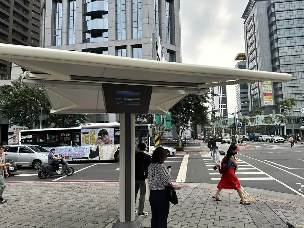 新北市交通局在板橋區縣民大道、新站路及新府路2處路口試辦「自動化人行道遮陽傘」,盼藉智慧科技,讓民眾於夏日等紅燈時能更舒適。(圖/新北市交通局提供)