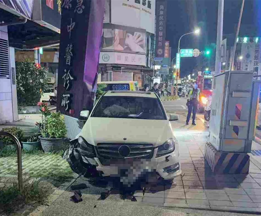 嘉義市警方發現一輛自小客車行跡可疑，駕駛竟突然倒車甩尾加速逃逸，過程中衝撞路旁中醫診所招牌，林男與同車高姓乘客隨即棄車狂奔。（圖／警方提供）