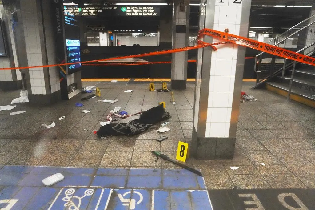 紐約地鐵站驚傳隨機砍人事件。（圖／美聯社）
