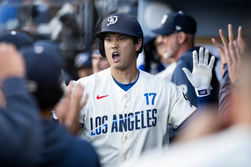 大谷翔平與隊友擊掌慶功。（圖／美聯社）