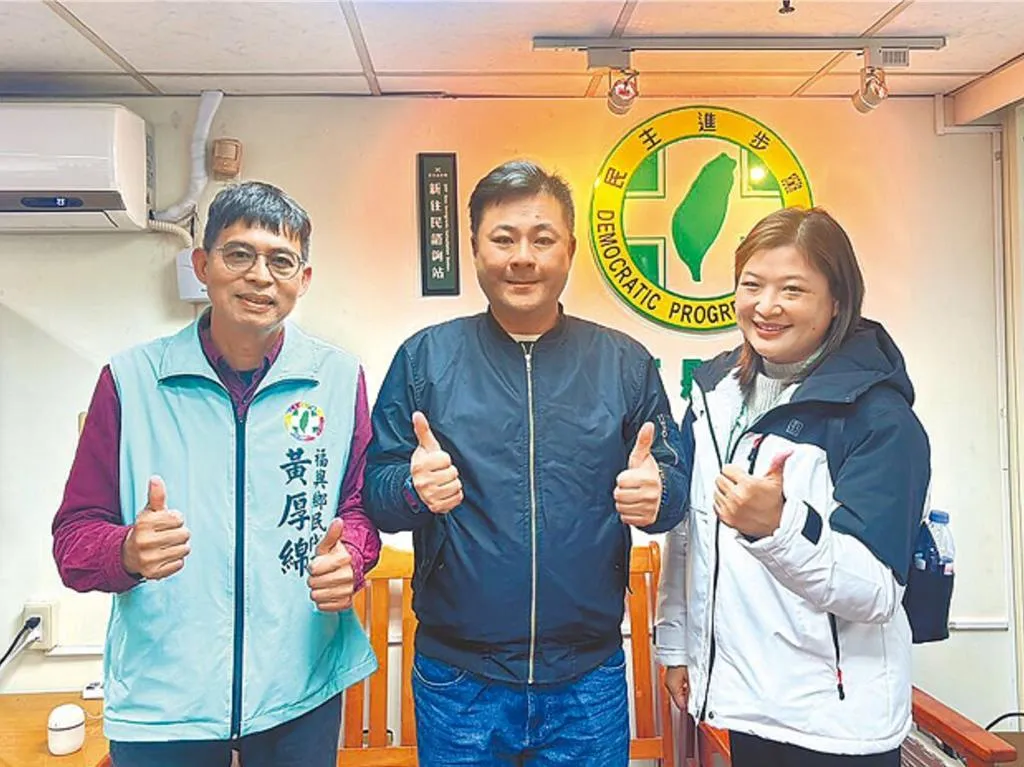彰化縣福興鄉長蔣煙燈2屆任滿後將轉戰縣議員，民進黨提名鄉民代表黃厚綿（左）參選福興鄉長，然黃厚綿13日在社群平台發文驚爆因身體因素，退出福興鄉長選舉。（報系資料照）