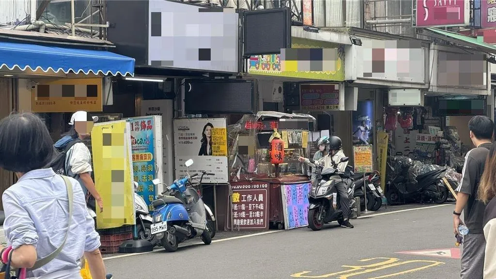 網友目睹淡水英專路滷味攤有一隻碩大老鼠，在公開展示的菜盤上來回竄動、翻找食物，驚呼「找不到老闆先找到料理鼠王」。（圖/報系資料照片）