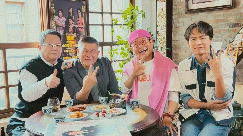 資深藝人鄭進一（左起）與澎恰恰、許效舜、黃鐙輝一起錄製節目《坐吧！聊聊》，澎恰恰透露，對當導演還是很執著，就算先前的棒球電影讓他背債，往後有機會還是想當導演。（圖／三立提供）