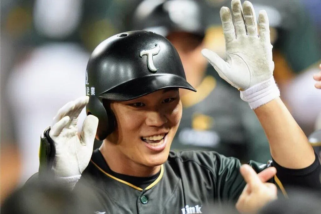 中華職棒台鋼雄鷹14日與中信兄弟交手，雄鷹王柏融（圖）首局敲出3分砲，中職生涯第99轟出爐，助隊以8比4拿下近期3連勝。（台鋼雄鷹提供）