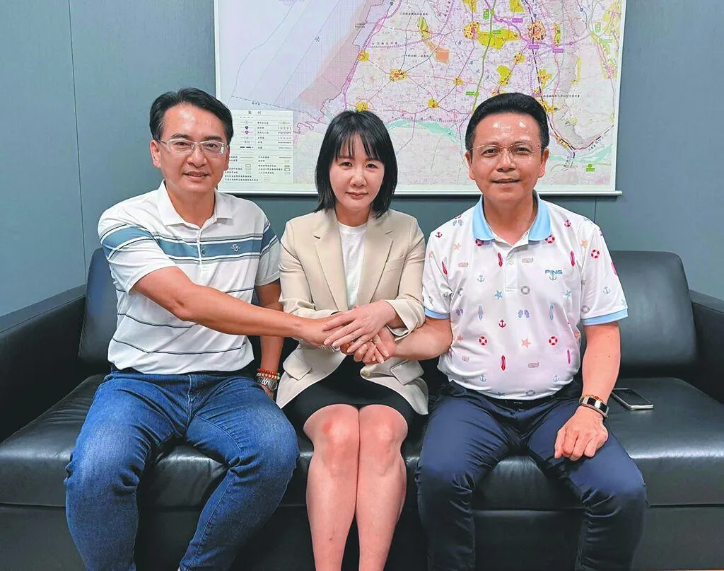 謝衣鳯(中)、柯呈枋(左)及洪榮章(右)聯合聲明,要求國民黨中央回歸在地徵召。(圖/謝衣鳯提供)
