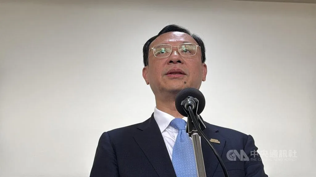衛福部長石崇良15日赴立法院衛環委員會專題報告並備質詢,會前受訪回應食安稽查人力等議題。(圖/中央社)