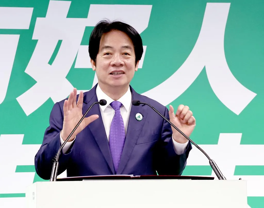 民進黨15日召開記者會，賴清德宣布正式提名法務部次長黃世杰參選桃園市長、前立委莊競程參選新竹市長，賴清德致詞前，不慎被麥克風上的靜電電到，連忙縮手。（中時/范揚光攝）
