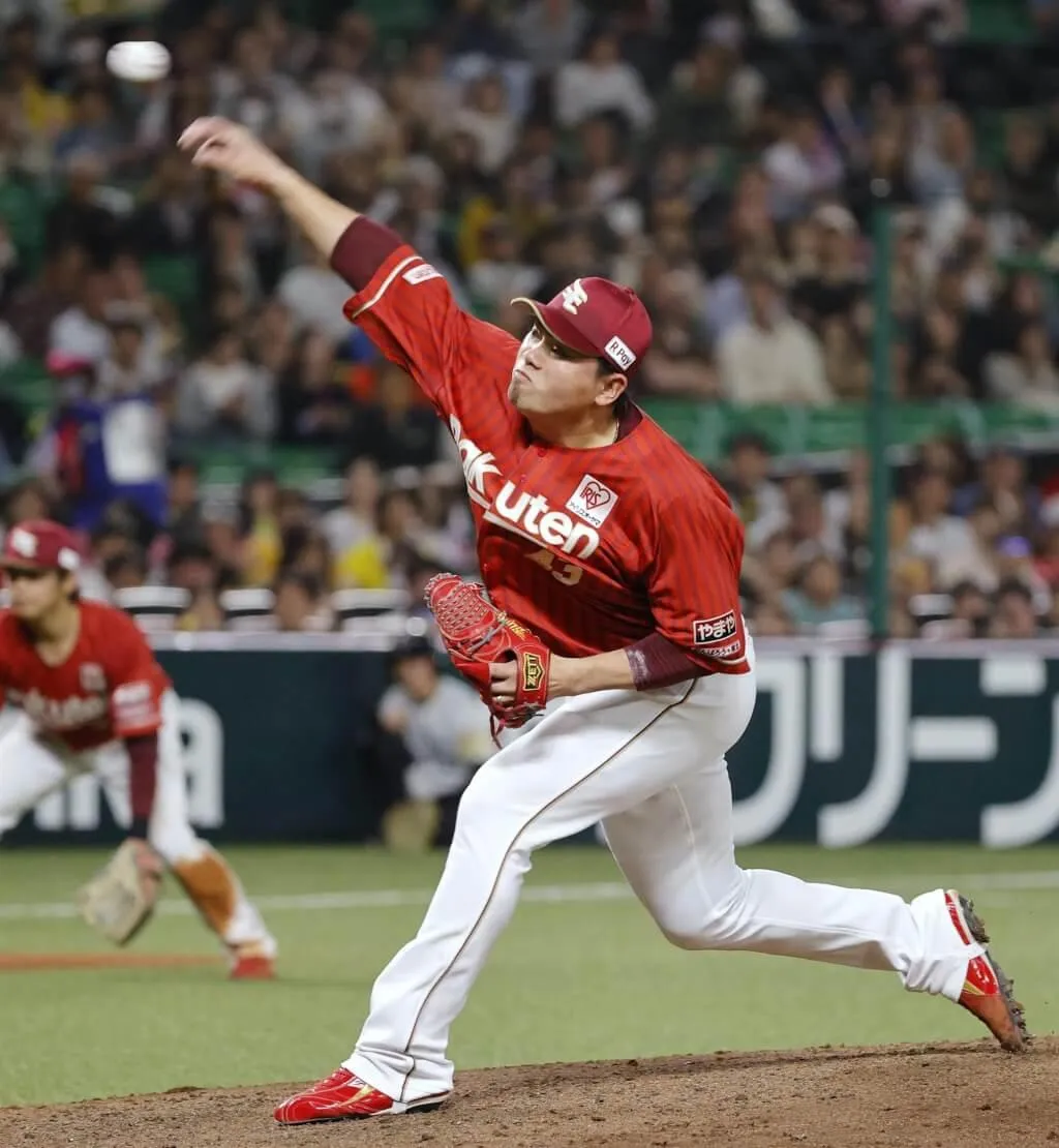 日本職棒樂天金鷲隊台灣投手宋家豪15日登板中繼,僅投1球便化解危機,拿下勝投。(共同社)
