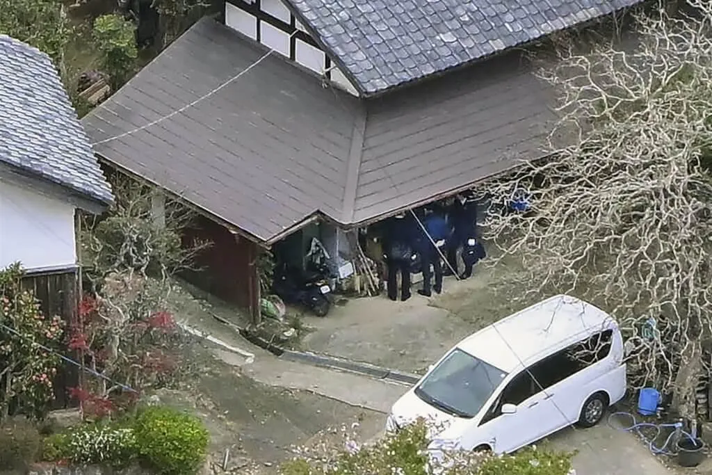 日本京都府警方15日上午搜索男童住家。（共同社）