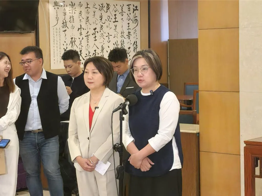 針對鄭麗文訪問大陸費用,申請由台灣民主基金會政黨補助款核銷,基金會董事之一的范雲(左)批評與民主人權無關要求撤案。(圖/資料照)