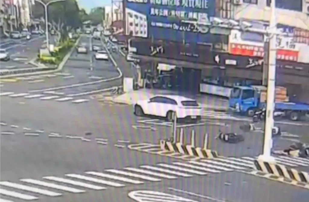 台南市昨（15）日下午發生一起嚴重毒駕車禍，40多歲邱姓女子駕駛休旅車行經南區中華南路與明興路口時，把3名騎士像保齡球一樣撞翻。（圖／翻攝畫面）