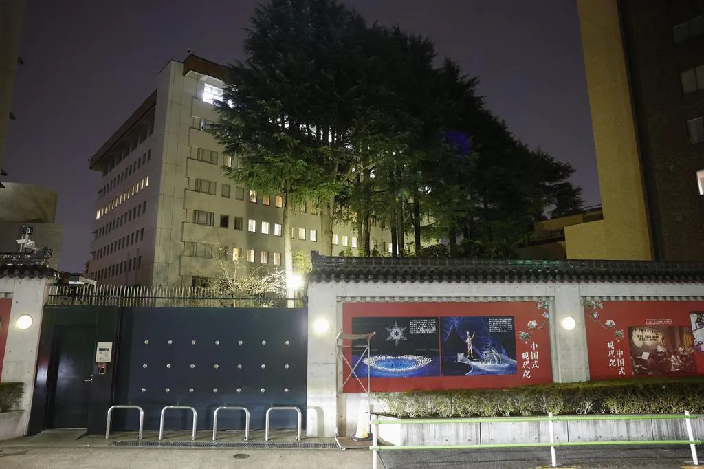 日本自衛隊前成員村田晃大持刀闖入陸駐日使館。（圖／美聯社）