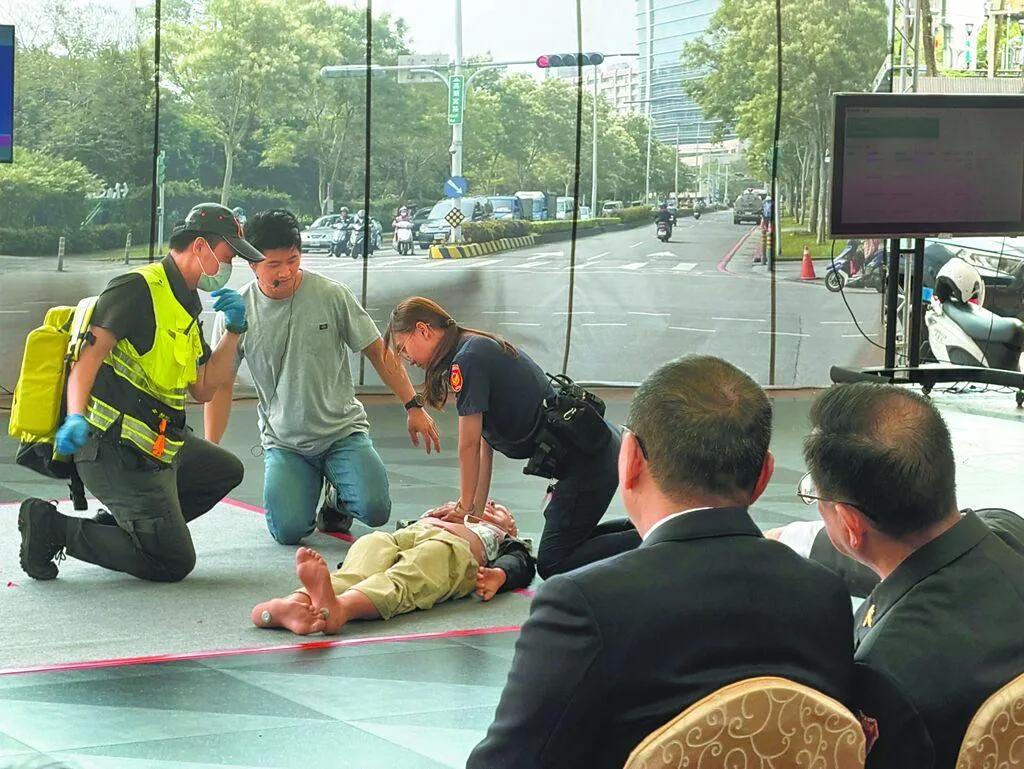 新北市到院前心肺功能停止患者康復人數突破3000人,記者會現場模擬到院前緊急救護處置流程。(圖/中時新聞網)