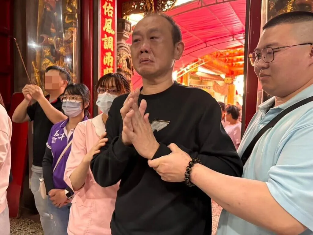 苗栗縣通霄鎮劉姓男子114年底突然中風、臥床，憑藉對媽祖信仰努力復健，趕在白沙屯媽祖進香出發前走進拱天宮參拜，當雙手合十那刻，不禁潸然淚下。（大千醫療南勢護理之家提供）