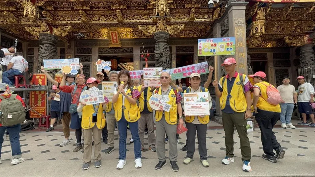 伍婉華因其專業氣象預報能力獲得「氣象女神」的稱號，在廟口播報中詳細解析天氣變化趨勢，幫助信眾及早做好萬全準備。（圖／氣象署提供）