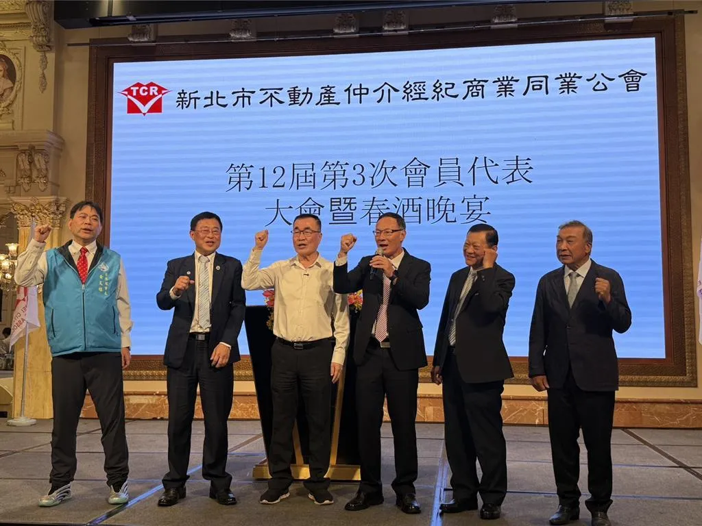 李四川14日晚間出席新北市不動產仲介經紀商業同業公會餐會。（圖/李四川競選辦公室提供）