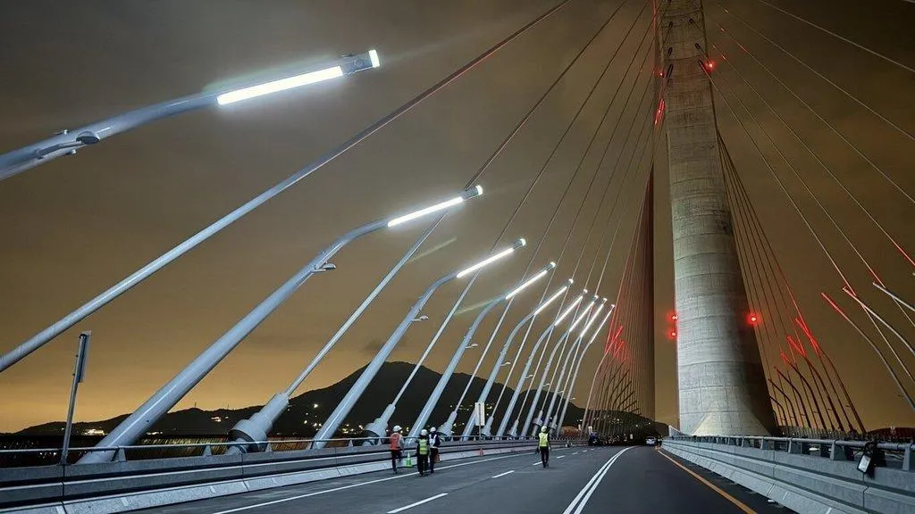 淡江大橋5月將通車，交通部公路局18日表示，全橋126支景觀燈柱已完成安裝，自14日起在晚間進行景觀燈柱分階段燈光測試，整體測試順利。（圖／交通部公路局提供）