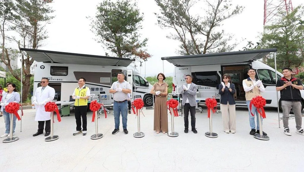 東華醫院18日啟用2輛偏鄉醫療巡迴車,南投縣長許淑華(中)等人出席啟用儀式。(圖/東華醫院提供)
