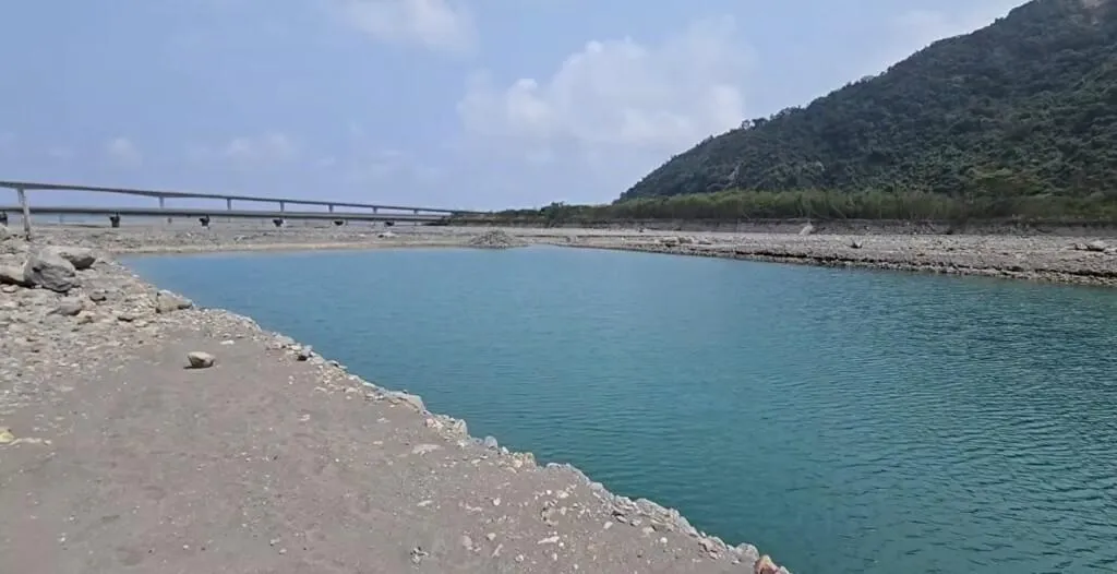 台東縣金崙溪目前正進行疏濬工程,因土石封堵溪水形成深潭。(圖/中央社)