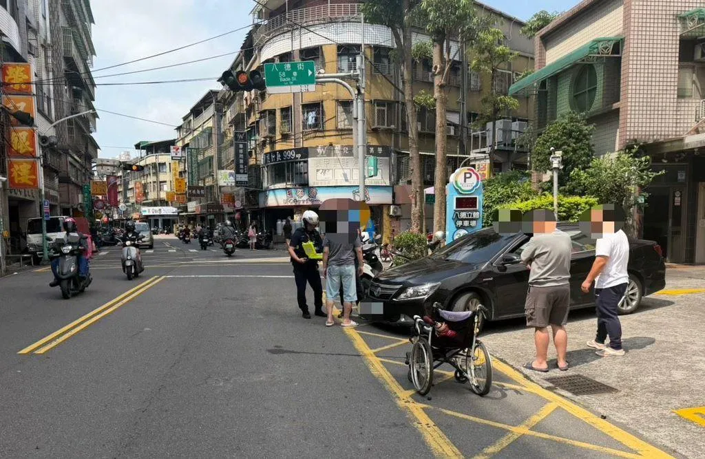 新莊一輛黑色自小客車從停車場駛出時，疏於注意前方狀況，與正在購物途中的輪椅及推行者相撞，造成2人受傷送醫。（圖／警方提供）