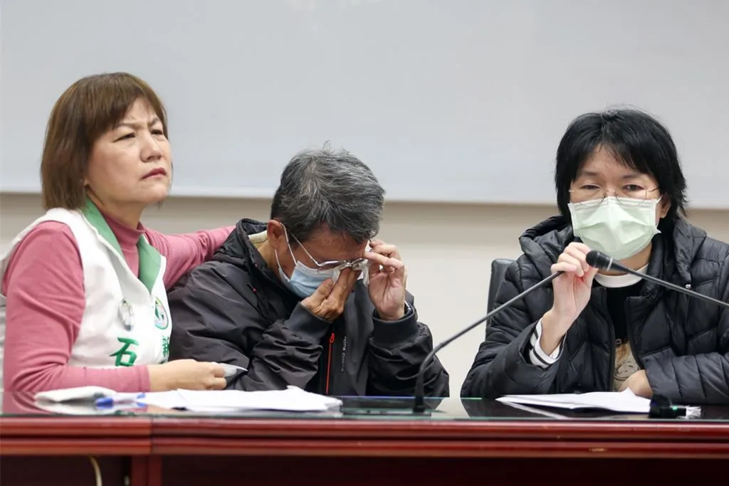 圖為受害者楊父日前開記者會,於會中情緒激動拭淚。(圖/資料照)
