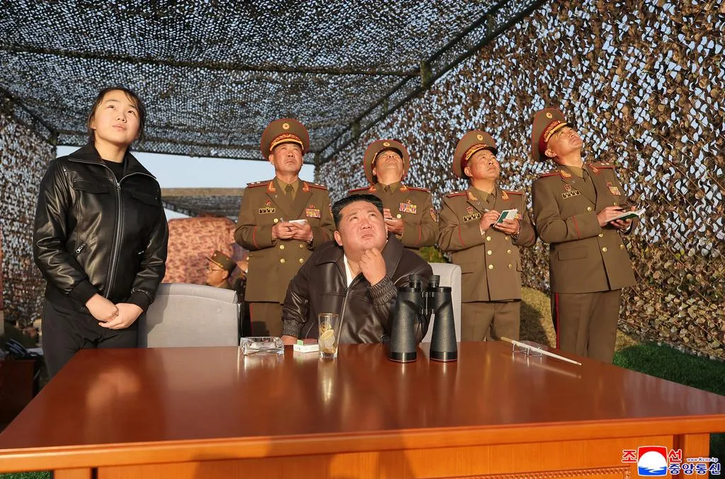 北韓領導人金正恩攜女視察彈道飛彈試射。（圖／美聯社）