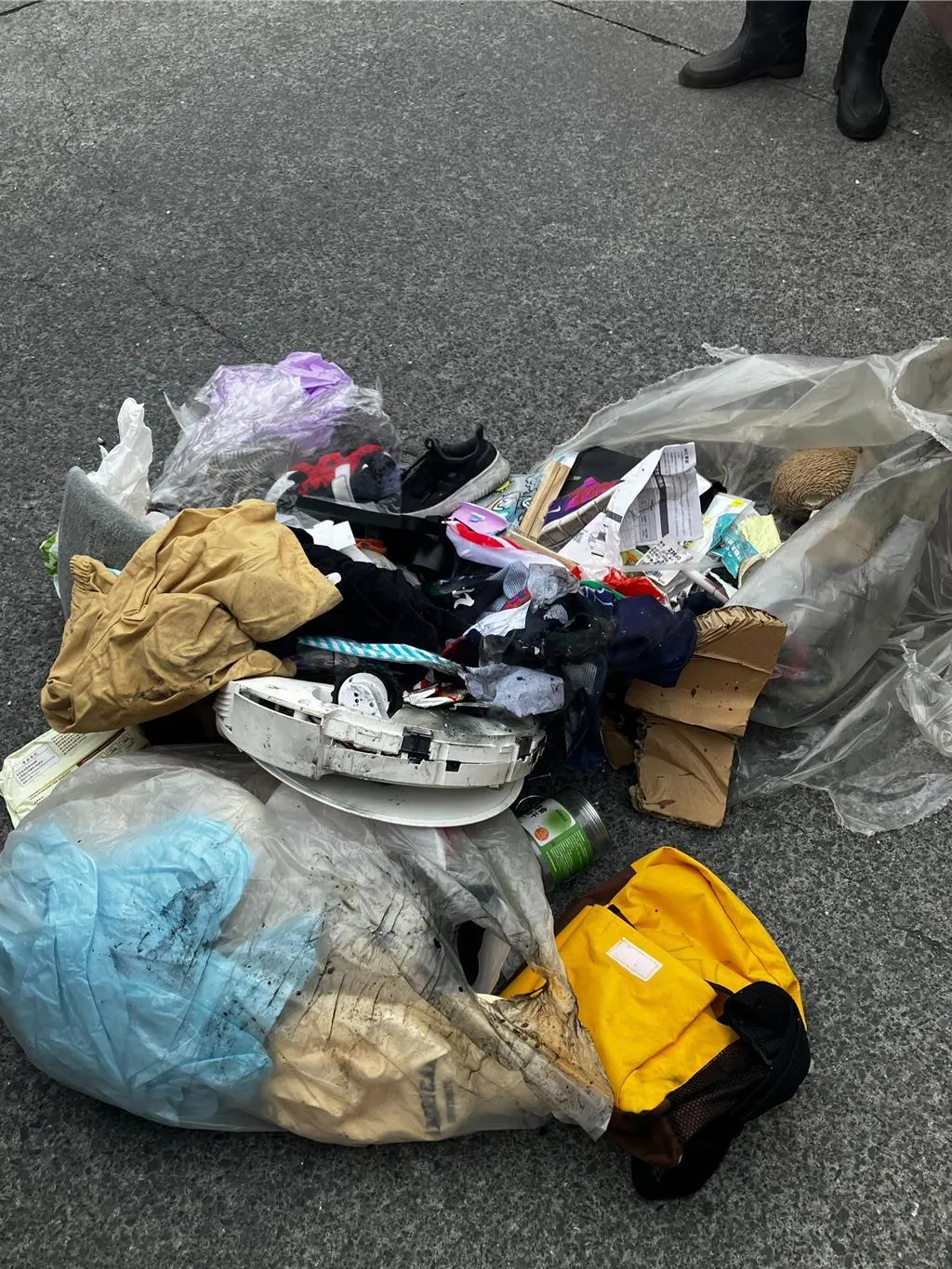 垃圾車突然冒出黑煙，經查發現竟是民眾違規丟棄含鋰電池的自動掃地機所致。（圖／蘇澳鎮公所提供）