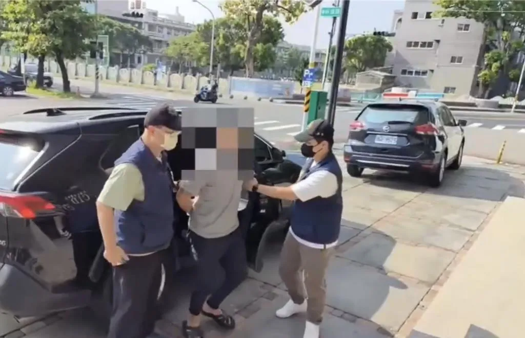 警方循線追緝，於當晚將駕車丟包的主嫌陳男拘捕到案。在涉案車輛內查獲球棒、榔頭等犯罪工具，全案將依妨害自由及重傷害等罪嫌嚴辦。（圖／警方提供）