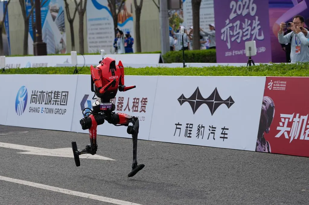 北京19日舉辦機器人半馬比賽。（圖／美聯社）