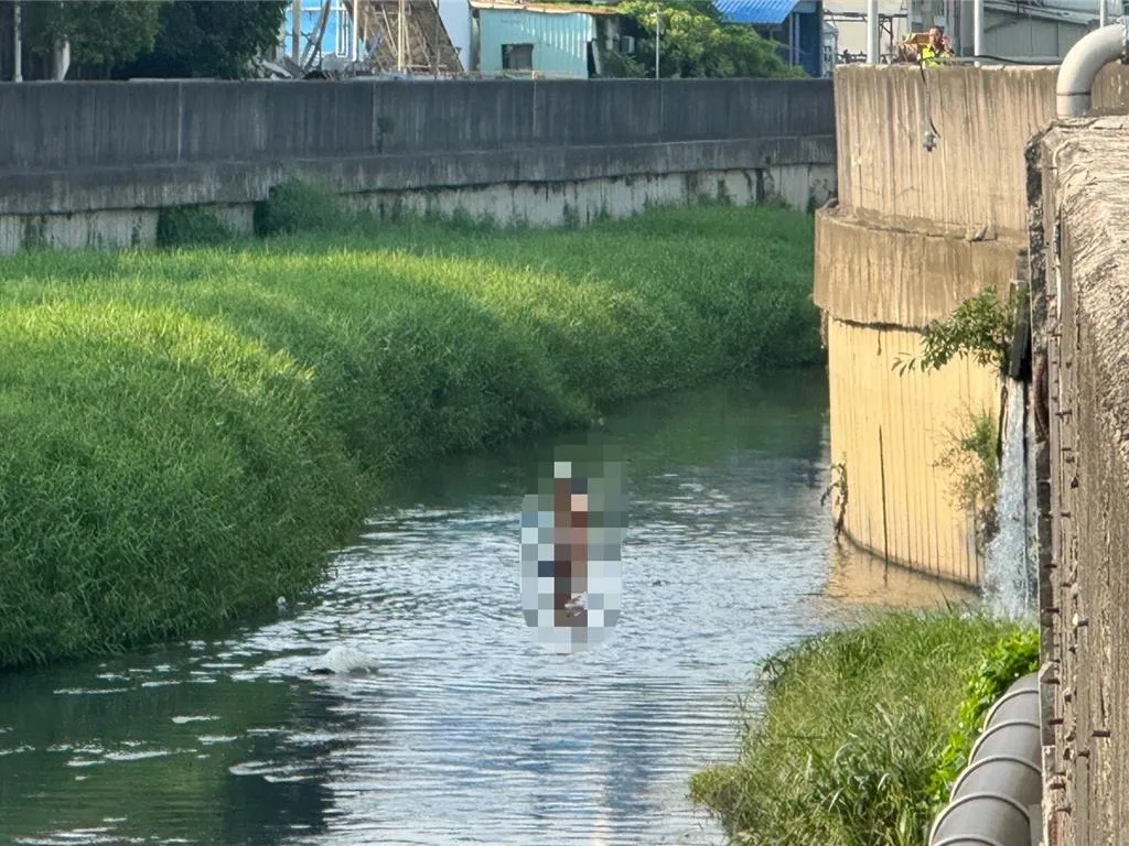 吳姓男子在橋下的溪裡被找到。（圖／民眾提供）